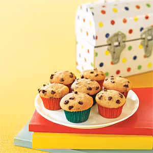 Những chiếc bánh cho bé nhỏ xíu nhưng mùi vị lại vô cùng thơm ngon này rất dễ làm. Nguyên liệu gồm: 2 chén bột mì đa dụng, 2 thìa muối nở (baking soda), ¼ thìa muối, 8 thìa bơ lạt, 1 chén đường, 3 quả trứng, ¾ chén sữa, vani.