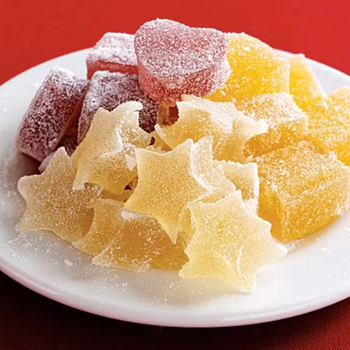 Với món kẹo dẻo trái cây cho bé thông thường, mẹ còn có thể cắt thành những hình thù dễ thương khiến bé thích thú. Nguyên liệu gồm:5 lá gelatin không mùi hoặc 50g bột gelatin, ¾ chén nước cam ép, chanh ép hoặc dâu nghiền, ½ chén đường.