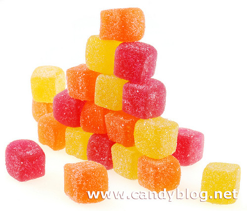 Đổ hỗn hợp này ra khuôn đã chuẩn bị ở trên, để nguội rồi cho vào tủ lạnh. Sau khi lấy ra gỡ khuôn rồi dùng dao cắt thành miếng nhỏ hoặc cắt bằng khuôn ra hình thù bé thích. Nếu muốn có thể lăn kẹo qua một lớp đường trước khi ăn. 