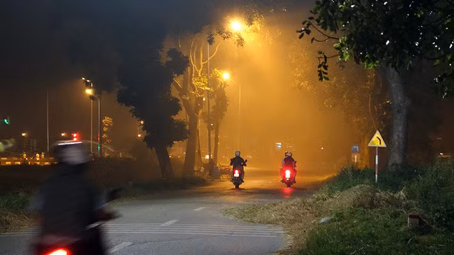 Khói bụi ảnh hưởng tới tầm quan sát của các phương tiện giao thông trên đại lộ Võ Nguyên Giáp.