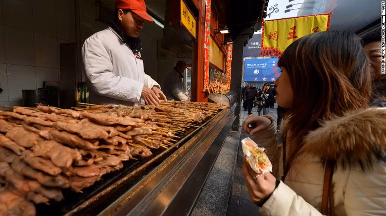 Hầu hết các món ăn đường phố của Trung Quốc đều có ở ngay ngoài đường hoặc các sảnh bán đồ ăn ngăn nắp trong các tòa nhà với số lượng đồ ăn, thức uống lên tới hơn 200 món từ các món xiên que đến các món rùng rợn hơn như bọ cạp và cá ngựa. Ngoài ra nói đến ẩm thực đường phố Trung Quốc không thể không nhắc đến những món ăn cay xè và mì bốc hơi nghi ngút của Tứ Xuyên