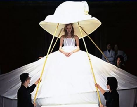 Áo cưới phòng khi trời mưa.