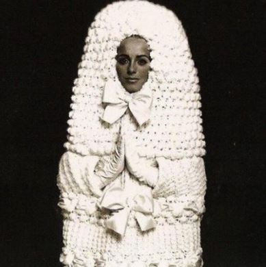 Bộ váy cưới theo chủ đề quan tòa.