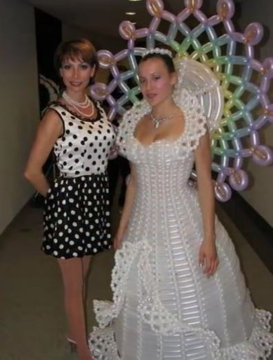 Bộ váy cưới gắn đầy bóng của một cô dâu có cái tôi to như quả bóng. 