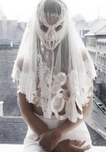 Chiếc khăn voan giống như một chiếc khăn trải bàn, còn phần mặt nạ “sặc mùi” Trung Đông bí hiểm. 