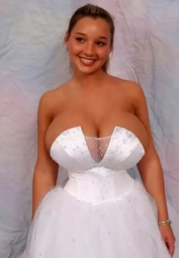  Thảm họa váy cưới khiến cô dâu như sắp bị “lộ hàng” trước mặt bà con dòng họ đến nơi. 