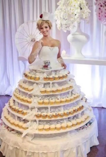 Cô dâu này hẳn muốn tiết kiệm một chút tiền phục vụ khi mặc một chiếc váy cưới gắn đầy đồ ăn như thế này. 