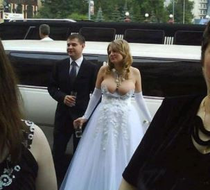 Bộ váy cưới khiến ai cũng hồi hộp vì cảm giác thứ gì đó sắp nổ tung. 