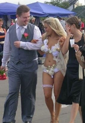 Bộ trang phục cô dâu thiếu vải khiến có thể khiến cô dâu bị lạnh còn người xem thì “nóng” mắt. 