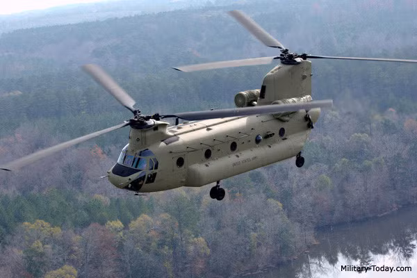 Chiếc CH-47 thiết kế riêng theo yêu cầu của lục quân Mỹ, để chở quân và khí tài. Cũng dùng để sơ tán, cấp cứu, thả lính dù. Phiên bản CH-47F chở được 55 người.