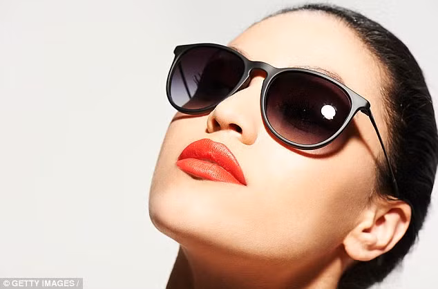 Các nhà khoa học Braxin đã thực hiện một nghiên cứu để tìm ra hạn sử dụng của kính râm bằng cách chiếu ánh sáng tương tự như ánh nắng vào tròng kính trong khoảng 1.346 giờ ở khoảng cách 5cm và kết luận kính râm chỉ có tác dụng bảo vệ mắt trong vòng 2 năm.