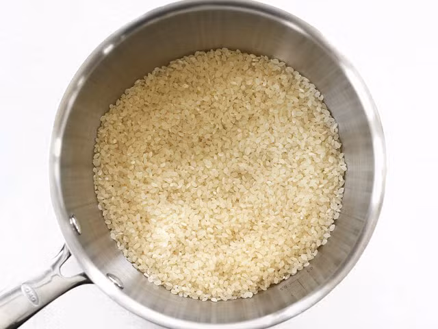 Một trong những điều quan trọng để món sushi trộn có vị giống sushi cuộn là chọn đúng loại gạo. Loại gạo phù hợp nhất vẫn là gạo Nhật, hạt ngắn và nhiều hồ. 