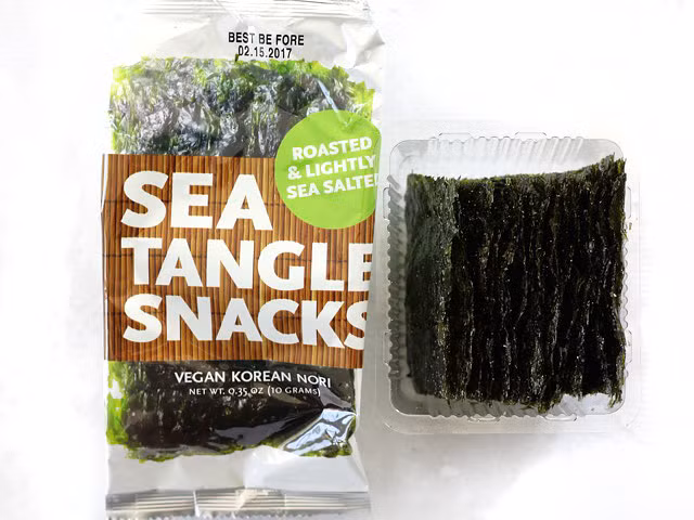 Các loại rong biển bán sẵn như thế này tuy mỏng hơn các loại cắt miếng to hay dùng cho sushi cuộn nhưng đã được làm chín, ướp gia vị và có một chút dầu. 