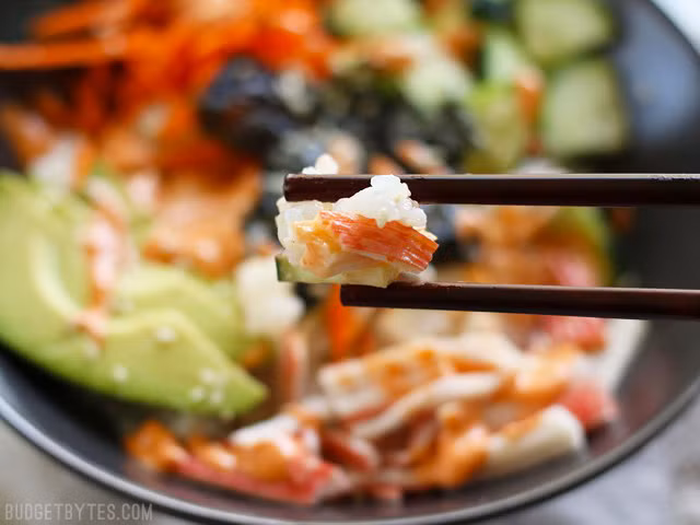 Khi ăn gắp một chút cơm kèm theo các loại nguyên liệu khác. Món này tuy không thể ăn nhanh như sushi cuộn nhưng đổi lại là sự thú vị khi được ngồi nhâm nhi để thưởng thức trọn vẹn vị ngon của từng loại nguyên liệu. 