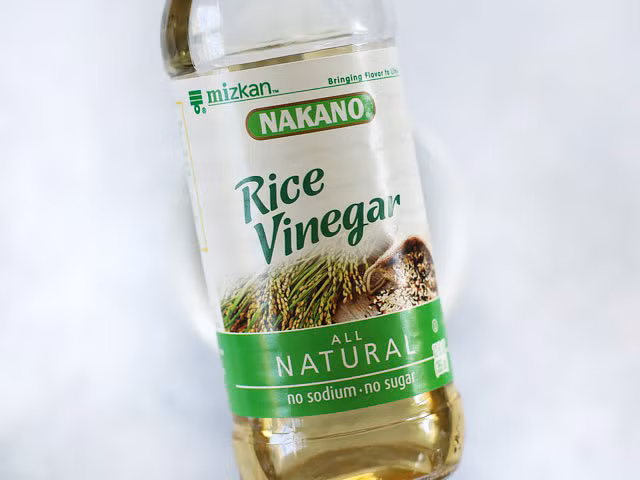 Dấm trộn cơm nên dùng dấm gạo vì loại dấm này có vị thanh hơn các loại dấm khác. 