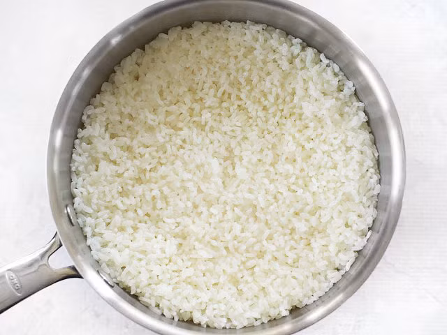 Vo gạo sạch rồi nấu chính thành cơm như bình thường. 