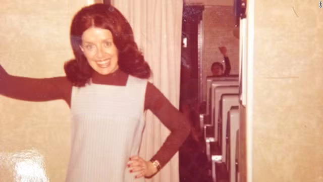 Bà Nash chia sẻ việc bay lượn trên bầu trời có sức quyến rũ kỳ lạ, đó là một công việc đáng được trân trọng. "Tôi có ước mơ trở thành tiếp viên hàng không trong lần đầu tiên đi máy bay, lúc đó tôi 16 tuổi. Khi phi hành đoàn đi ngang qua, tôi thầm nghĩ: 'Chúa ơi, mình sinh ra để làm công việc này'". Ảnh: CNN.