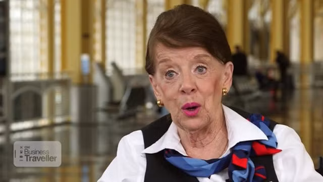 "Tôi từng phục vụ trên chuyến bay chở cựu Đệ nhất phu nhân Kennedy. Qua nhiều năm, các thế hệ phi công đến rồi đi, họ nghỉ hưu còn tôi vẫn ở lại đây", bà bồi hồi kể lại. Ảnh: Daily Worlds.