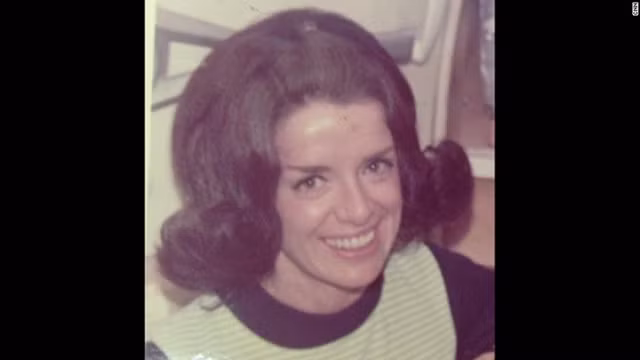 "Tôi yêu hành khách của mình. Tôi biết họ cần gì. Các hãng hàng không đề cao tiếng tăm nhưng tôi nghĩ rằng nhu cầu của khách hàng mới quan trọng. Ai cũng muốn sự quan tâm, yêu thương", bà bộc bạch. Ảnh: CNN.