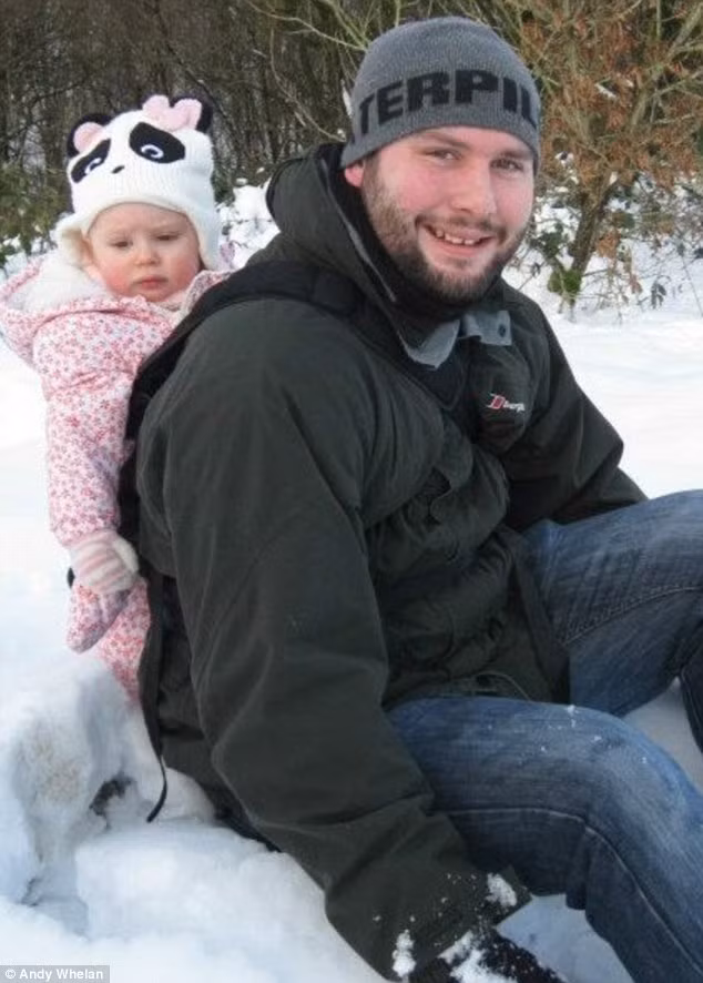 Andy Wheland một ông bố có cô con gái 4 tuổi đang phải chống chọi với căn bệnh ung thư trẻ em đã chia sẻ những tấm ảnh con gái mình lên mạng xã hội và nhận được vô vàn lời cảm thông chia sẻ với hoàn cảnh mà không ông bố bà mẹ nào muốn gặp phải. 