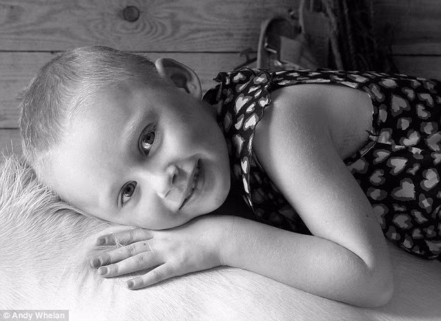 Qua bộ ảnh của mình, anh Andy mong muốn mọi người không nên coi thường căn bệnh ung thư trẻ em. Anh chia sẻ rất thật lòng rằng trước khi con gái mình bị ung thư, anh cũng chẳng hề để ý đến căn bệnh khiến nhiều trẻ em cùng chịu chung số phận như con gái mình cũng như nỗi đau mà các gia đình có trẻ em bị ung thư phải chịu đựng. (nguồn ảnh: Dailymail)