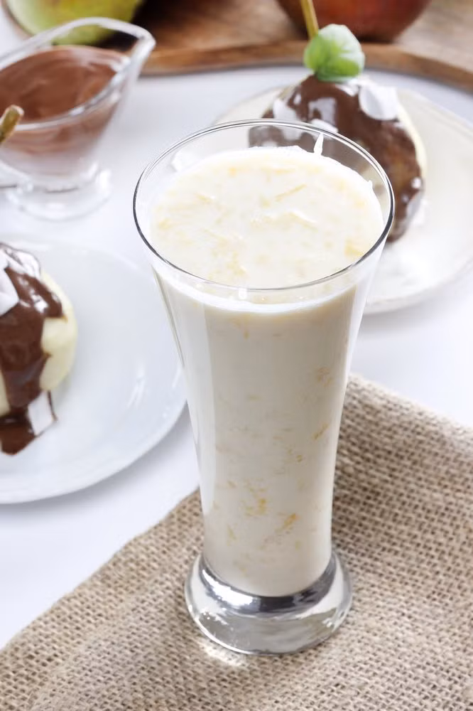 Cách làm sữa chua kefir rất đơn giản. Chỉ cần cho 1 thìa nấm kefir hoặc bột nấm kefir vào một ly sữa tươi không đường và để trong vòng 24-48 tiếng là bạn đã có ngay một cốc sữa chua kefir thơm ngon. Phần nấm kefir cũ chỉ cần rửa sạch lại với nước lọc rồi tiếp tục cho vào phần sữa khác. Lưu ý không để quá 48 tiếng vì nấm hết sữa để “ăn” và sẽ chết.