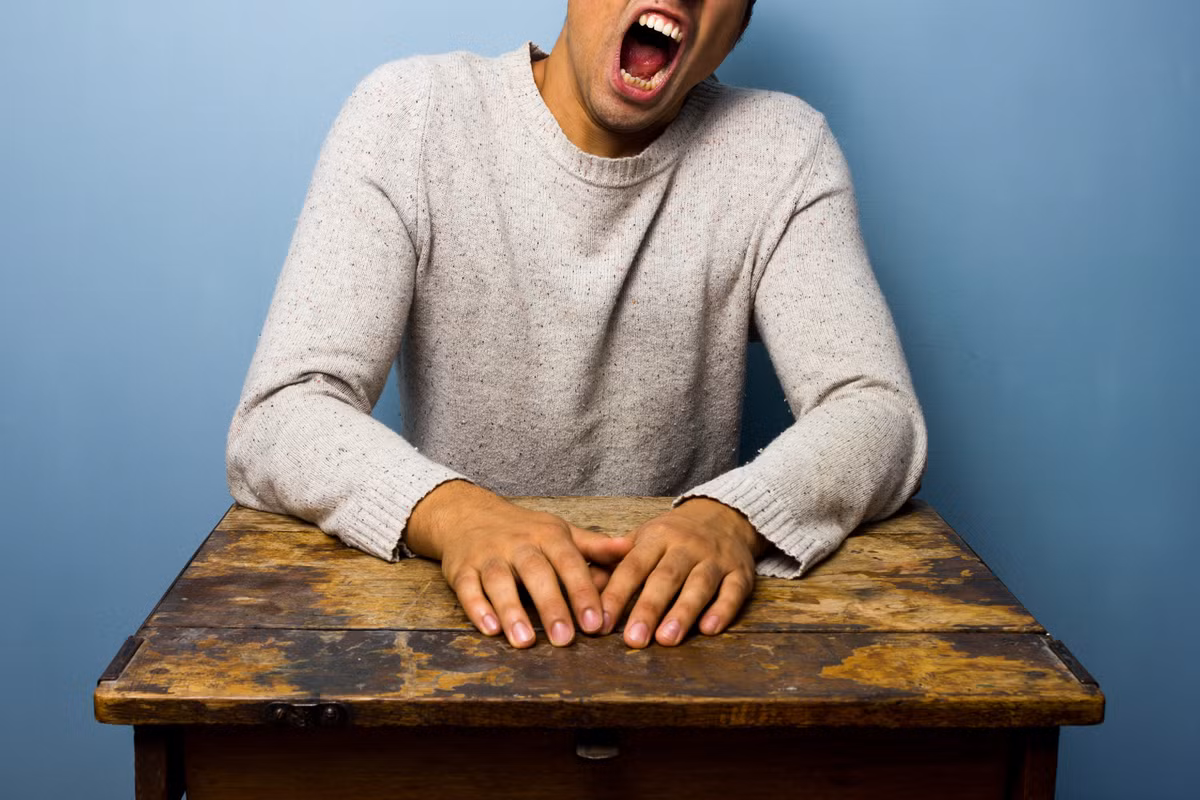 Bạn có biết cảm giác buồn ngủ và thư giãn sau khi ăn xong một con gà tây thật to không? Đó chính là nhờ trytophan. Loại axit amino tương tự cũng được tìm thấy trong sữa chua kefir. Điều đó có nghĩa là uống xong 1 cốc sữa chua kefir bạn sẽ ngủ rất ngon. 