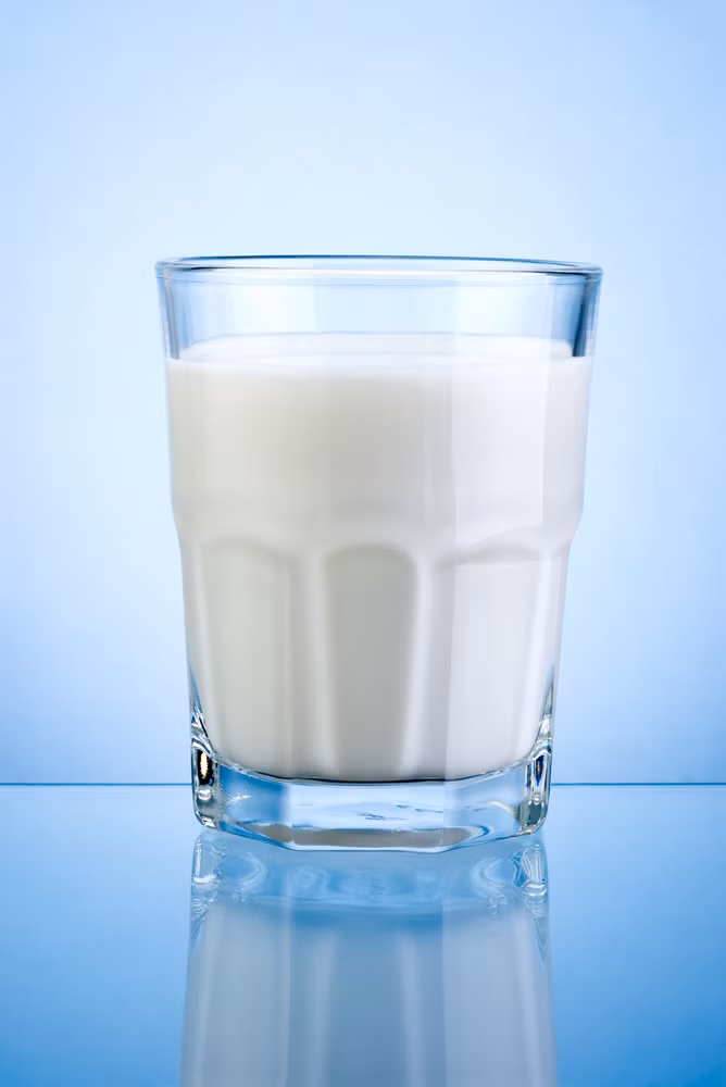 Nấm kefir rất dễ nuôi nhưng lại khó làm nên hiện đang được bán với giá khá chát so với một lượng chỉ bằng thìa nhỏ. Tuy nhiên vì những lợi ích to lớn của nó nên vẫn có người mua. Một số người lại đem cho không vì nấm ăn sữa nên càng ngày càng nở ra và làm sữa bị chua quá.