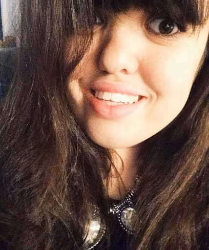 Trong 5 năm dài đằng đẵng, Llinos Edward đã phải chấp nhận nhiều đau đớn khổ sở để phẫu thuật kéo kéo dài chân thêm gần 18cm. Cô gái 20 tuổi bị bệnh lùn bẩm sinh do loạn sản sụn nhưng hoàn toàn không phải là bệnh di truyền. Trong gia đình từ bố, mẹ đến hai chị của Llinos đều không mang gien này. 