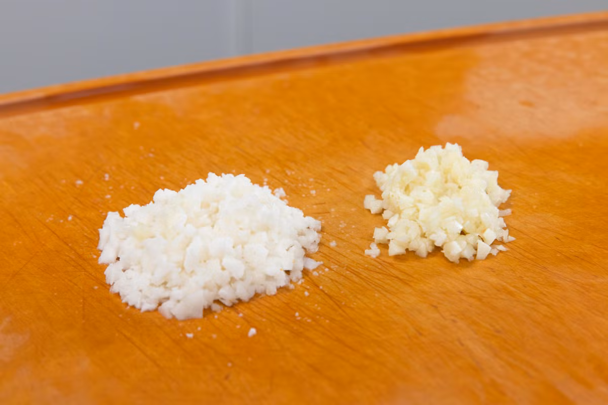 Tỏi băm nhỏ, củ năng băm nhỏ. 