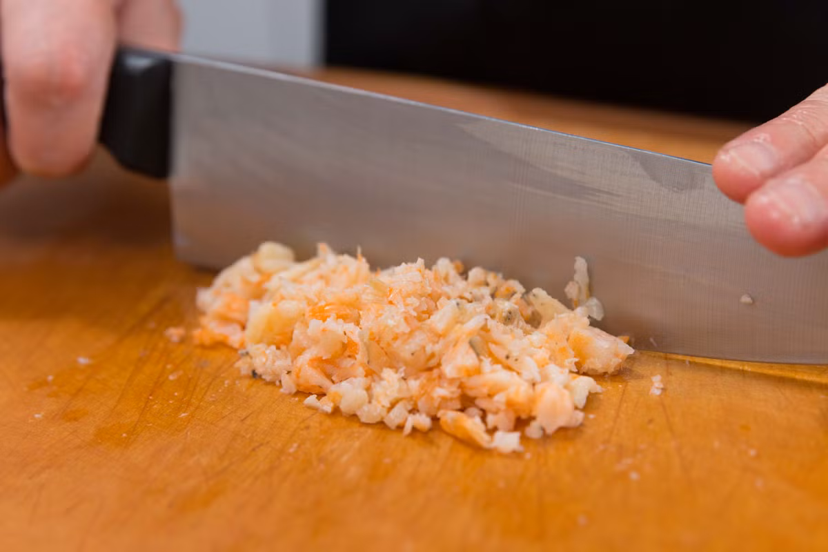 Tôm khô nâm nước một lúc cho mềm, rửa sạch rồi băm nhỏ. 