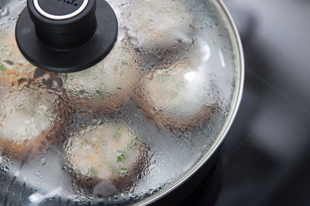 Cho thịt nhồi nấm vào nồi hấp khoảng 10 phút cho đến khi thịt chín.