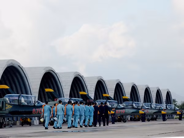 Phi công tiếp thu máy bay vào giờ bay chính thức đầu tiên.