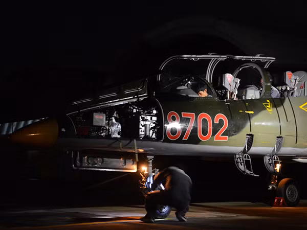 Dù phải dùng ánh sáng đèn pin, nhưng thợ máy kiểm tra rất kĩ lưỡng và ghi chép sổ sách rất cẩn thận.