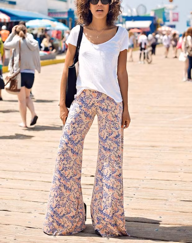 Nếu bạn sợ cái gì thì hãy cứ thử xem. Quần ống rộng họa tiết là một món đồ lý tưởng dành cho những ngày cuối tuần, bạn chọn họa tiết nào cũng được, chỉ cần bạn mặc chung với áo phông trắng để giảm bớt đi độ diêm dúa. 