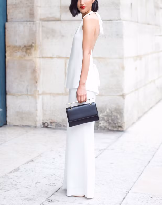 Nếu bạn là tín đồ của những bộ trang phục một tông màu thì không cần phải suy nghĩ gì nhiều nữa. Bộ trang phục quần ống rộng và áo cùng tông màu sẽ tạo cho bạn vẻ mảnh mai, bất kể bạn chọn màu trắng hay màu gì khác.