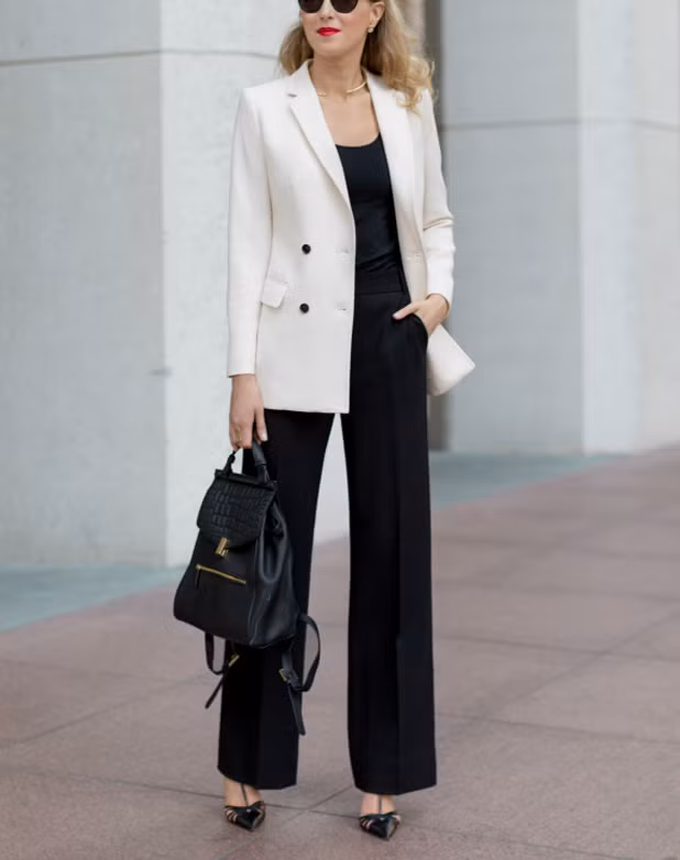 Nếu diện đúng cách, quần ống rộng với áo vest sẽ mang lại cho bạn vẻ thanh lịch chứ không hề già nua. Điều quan trọng để bạn trông hiện đại là chọn áo vest may vừa vặn với thân người và đeo phụ kiện đơn giản. 