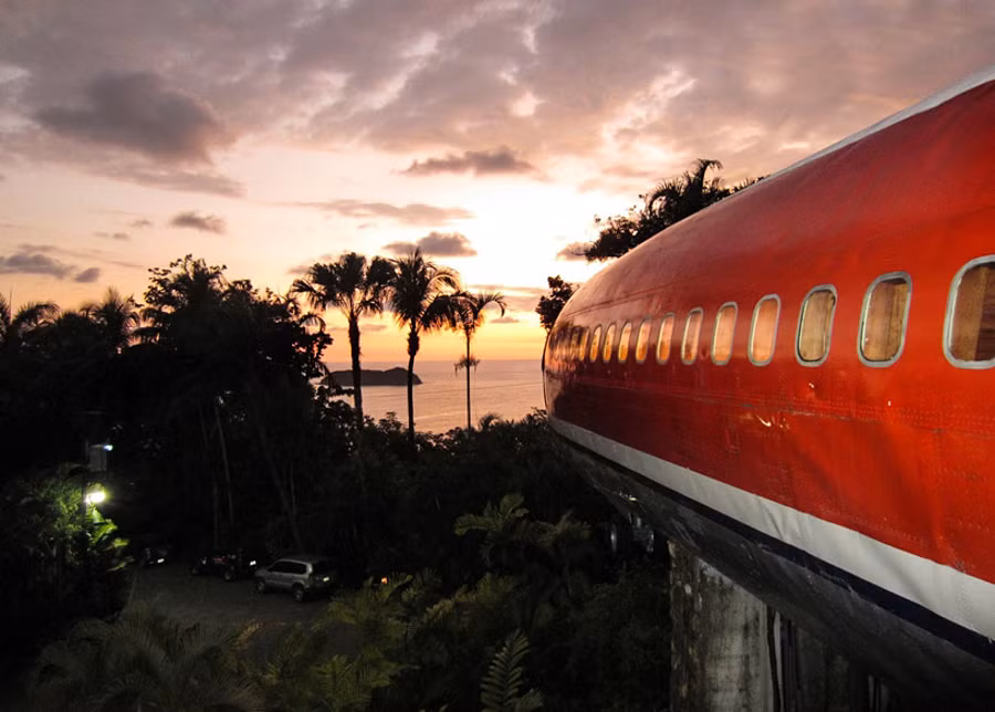 Mặt trước khách sạn cũng là phần đầu của chiếc máy bay hướng ra biển.