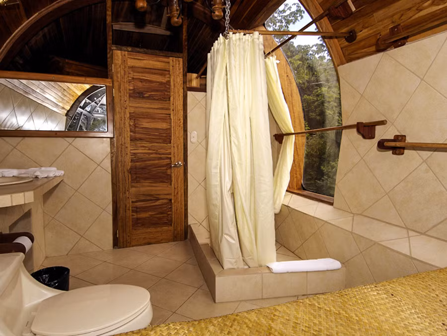 Trong phòng còn có cả phòng tắm riêng.