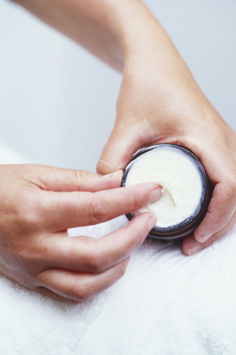 Có thói quen chăm sóc da: Nên sử dụng kem dưỡng da có retinoid để chống nhăn và kem làm sáng da để da đều màu hơn. Tuy nhiên cần thận trọng vì da dễ bị kích ứng. Cũng không nhất thiết phải mua sản phẩm đắt tiền.