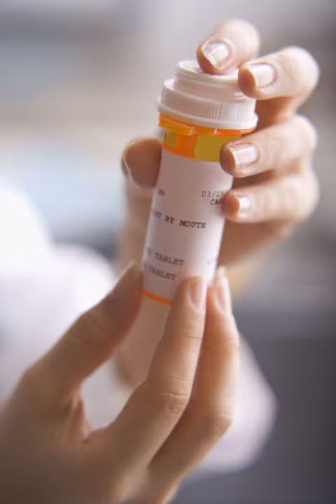 Không ngại nhờ đến sự hỗ trợ của các sản phẩm nội tiết như testosterone, progesterone và estradiol để luôn cảm thấy tươi mới trong đời sống tình dục. 