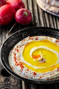 Có một số tranh cãi xung quanh việc ẩm thực Địa Trung Hải thực ra có tồn tại hay không. Thuật ngữ ẩm thực Địa Trung Hải được dùng nhiều từ những năm 70 của thế kỷ trước khi bắt đầu có chế độ ăn kiêng Địa Trung Hải. Ẩm thực Địa Trung Hải dễ bị nhầm lẫn với ẩm thực Hy Lạp, Ý, Ả rập, châu Âu hay Bắc Phi mặc dù phần lớn các món ăn chỉ là rau củ tươi, hải sản và dầu oliu. 