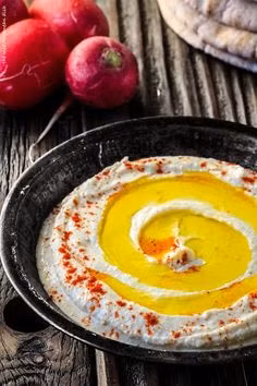 Có một số tranh cãi xung quanh việc ẩm thực Địa Trung Hải thực ra có tồn tại hay không. Thuật ngữ ẩm thực Địa Trung Hải được dùng nhiều từ những năm 70 của thế kỷ trước khi bắt đầu có chế độ ăn kiêng Địa Trung Hải. Ẩm thực Địa Trung Hải dễ bị nhầm lẫn với ẩm thực Hy Lạp, Ý, Ả rập, châu Âu hay Bắc Phi mặc dù phần lớn các món ăn chỉ là rau củ tươi, hải sản và dầu oliu. 