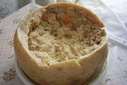 Với chiều dày lịch sự hàng thế kỷ, ẩm thực Ý là một trong những nền ẩm thực thế giới ưa chuộng nhất. trong đó có kem Spumoni, mì Ý và pizza. Một vùng ở Ý còn nổi tiếng vì một loại bơ có giòi, nghĩa là bơ được lên men rồi để ngoài trời để ruồi đẻ trứng. Vào thời điểm hoàn hảo, bơ được gói lại để giòi sinh sôi bên trong. Mặc dù ẩm thực Ý khác nhau ở từng vùng miền nhưng về cơ bản đều được sắp đặt tương tự, ban đầu là món khai vị, món chính đầu tiên luôn có cơm hoặc pasta, rồi món chính thứ hai mới là thịt. 