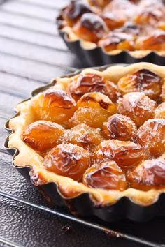 Những đầu bếp 5 sao nổi tiếng nhất thế giới thường học nghề tại Pháp. Ẩm thực Pháp dùng phô mai, socola và bánh mì baguette nhưng một thứ không thể thiếu được trong các bữa ăn là rượu. 