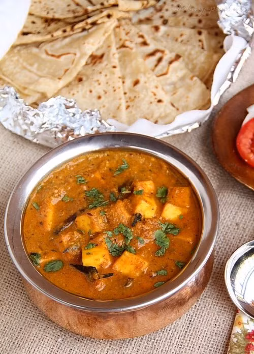 Ấn Độ là một trong những nước đông dân nhất thế giới nên ẩm thực Ấn Độ cũng rất đa dạng. Mặc dù cà ri là món ăn truyền thống nhưng tại Ấn Độ, du khách sẽ tìm thấy một loạt các món ăn từ ngọt đến cay nóng. 