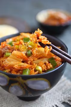 Rất nhiều người đã từng ăn thử kimchi và từ bỏ không dám ăn các món ăn Hàn Quốc nữa. Nhưng ẩm thực Hàn Quốc không chỉ có kim chi mà còn có cơm, thịt, rau và hải sản với hương vị độc đáo khiến thực khách hoặc sẽ rất thích hoặc sẽ rất ghét. 