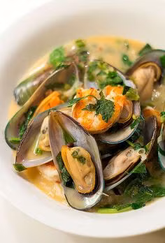 Các món ăn Việt Nam vẫn chưa nhận được sự chú ý xứng đáng trong nền ẩm thực thế giới mặc dù gần đây đã phổ biến hơn. Từng là thuộc địa của Pháp, ẩm thực Việt vừa có món truyền thống vừa có món Pháp. Món Việt thường hay dùng các gia vị như bạc hà, chanh, rau mùi, xì dầu, nước mắm và thường chú trọng đến cân bằng 5 vị chua, cay, mặn, ngọt, đắng. 