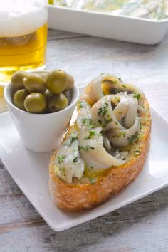 Ẩm thực Tây Ban Nha đặc biệt ở chỗ rất ít dùng gia vị. Thay vì giấu đi bớt mùi vị của thực phẩm bằng ớt hoặc tiêu hay thì là, món Tây Ban Nha chú trọng vào việc giữ lại hương vị tự nhiên của thực phẩm. Cũng do vị trí, đồ ăn của Tây Ban Nha phần lớn là hải sản. 