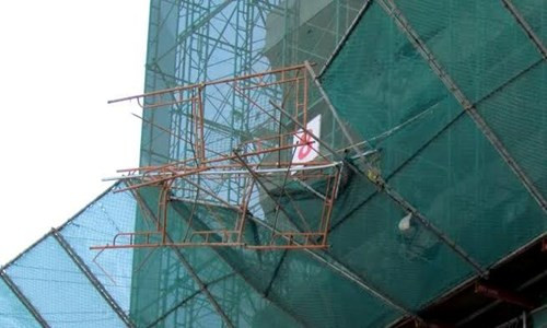 Đoạn giàn giáo bị rơi treo lơ lửng trên đường Trần Phú, đoạn gần đối diện cổng resort Ana Mandara.